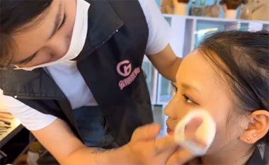 避坑！如(rú)果去(qù)店(diàn)裡(lǐ)學化(huà)妝，一(yī)定要(yào)做(zuò)好(hǎo)這(zhè)些(xiē)壞打算(suàn) 