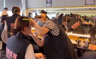 免費(fèi)的(de)不(bù)學，偏偏花(huā)錢(qián)學化(huà)妝，圖個(gè)啥？