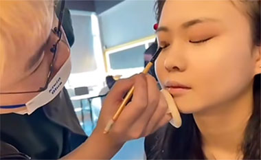 10年(nián)從(cóng)業(yè)化(huà)妝師(shī)，從(cóng)小(xiǎo)白(bái)到(dào)大(dà)咖的(de)5點建議(yì)