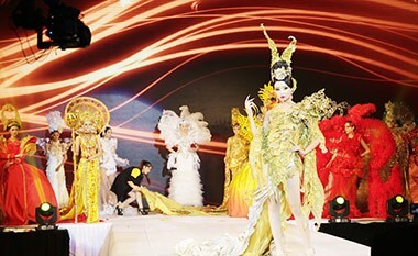 金(jīn)莎無錫大(dà)賽 武漢校(xiào)區(qū)吳美(měi)芳獲得(de)彩妝金(jīn)獎