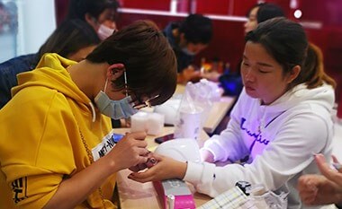 美(měi)甲班學員(yuán)參加萬聖節戶外(wài)美(měi)甲實操活動