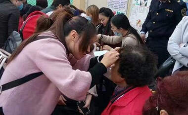 溫州金(jīn)莎學校(xiào)舉辦大(dà)型義剪化(huà)妝美(měi)甲獻愛(ài)心活動