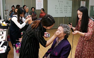 武漢金(jīn)莎學校(xiào)為(wèi)武漢旗袍協會(huì)母親節親子(zǐ)活動提供化(huà)妝造型服務