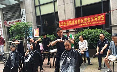 美(měi)發班學員(yuán)為(wèi)社區(qū)提供免費(fèi)義剪活動