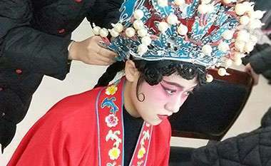武漢學校(xiào)為(wèi)輕工(gōng)業(yè)大(dà)學元旦演出提供造型服務