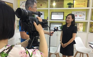 湖(hú)北(běi)省電(diàn)視(shì)台到(dào)金(jīn)莎學校(xiào)進行(xíng)采訪